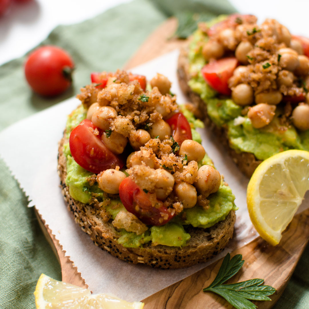 Bacony Chickpea Avo Toast – Deliciou